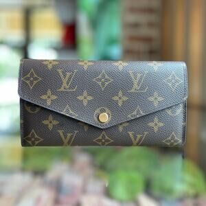 LOUIS VUITTON Sarah Monogram Wallet Fuchsia